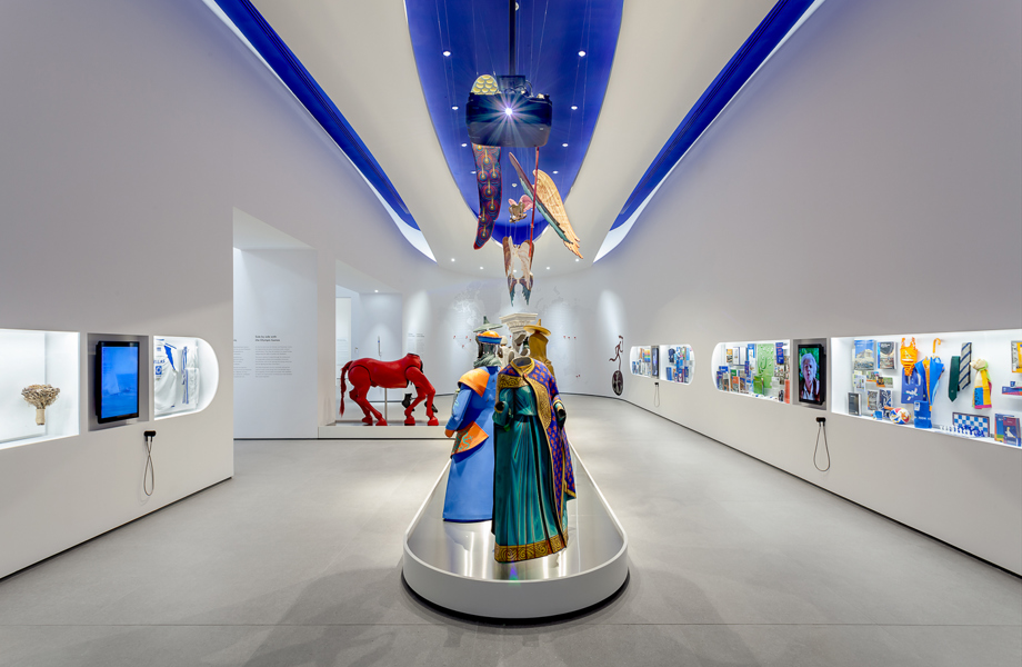 Περιοδική Έκθεση " 18 διάλογοι με το 2004"